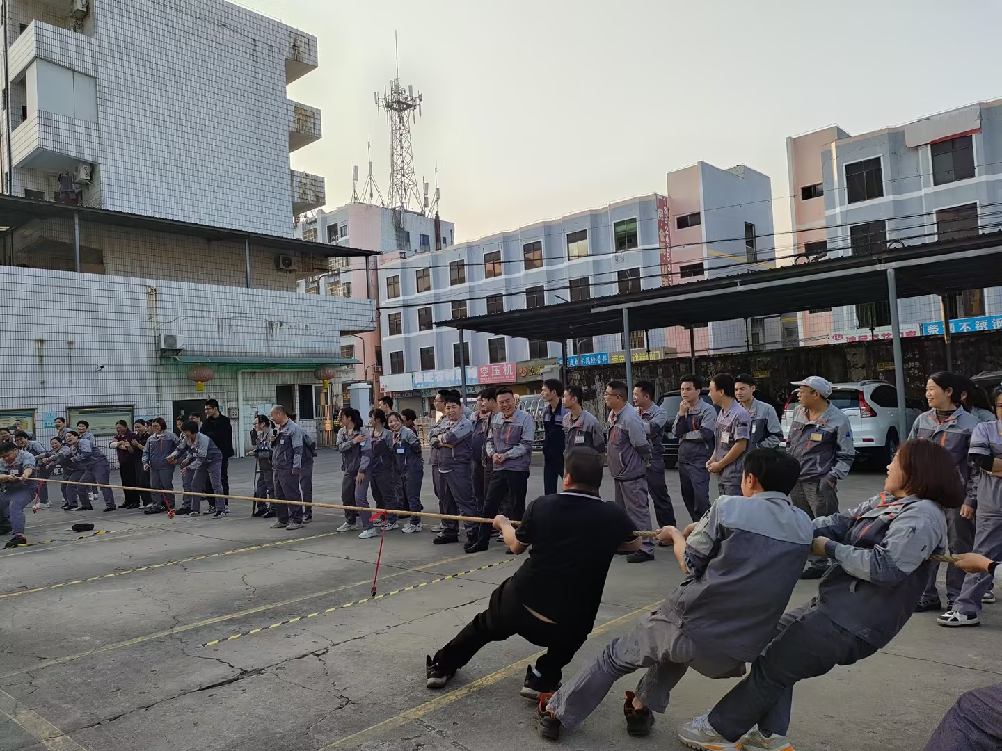 精彩的拔河比赛